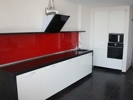 Черно-белая кухня с красным топом в стиле хай-тек