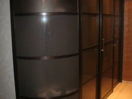 Радиусный шкаф-купе с затемненным стеклом