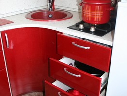 Кухня угловая красный металлик