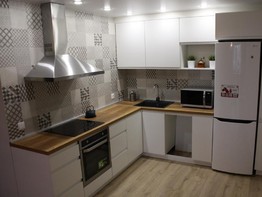 Стильный кухонный гарнитур с эмалированными фасадами