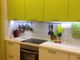 Яркая кухня с фасадами UV-лак и каменной столешницей