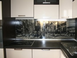 Угловая современная кухня с фотопечатью