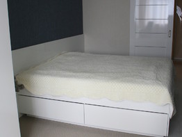 Белая кровать с ящиками