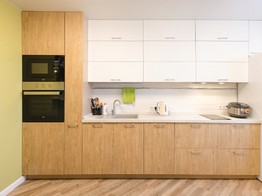 Прямой кухонный гарнитур с древесными фасадами