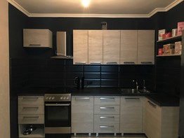 Стильный кухонный гарнитур с чёрной столешницей 