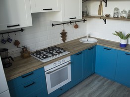 Яркая сине-белая угловая кухня
