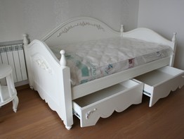Изящная детская кроватка из массива березы