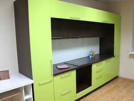 Современный кухонный гарнитур с зеленым обрамлением