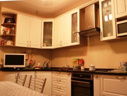 Угловая кухня со светлыми фасадами