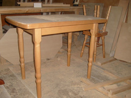 Деревянный обеденный стол с точеными ногами