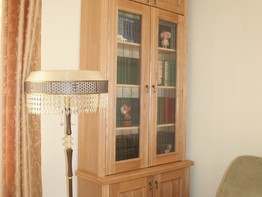 Деревянный классический шкаф для книг
