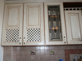 Кухня с патинированными фасадами из дерева