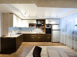 Угловая кухня по дизайн-проекту с древесными и матовыми фасадами