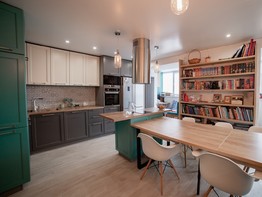 Функциональный кухонный гарнитур с островом по дизайн-проекту