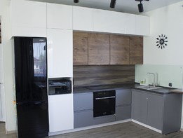 Уютный кухонный гарнитур с тремя видами фасадов