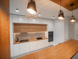 Уютная кухня с барной стойкой в квартиру-студию по дизайн-проекту