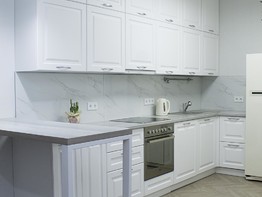 Воздушная белая кухня со встроенной стиральной машинкой