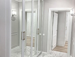 Шкаф в классическом стиле с фасадами МДФ и зеркалами