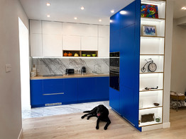 Стильная дизайнерская кухня в сине-белом исполнении