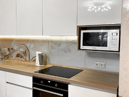 Белый кухонный гарнитур с древесной столешницей
