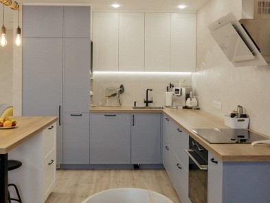 Кухонный гарнитур с минимальным количеством верхних шкафов